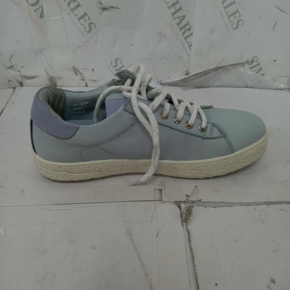 ADESSE ZIP LACE TRAINERS IN BLUE/WHITE - 5