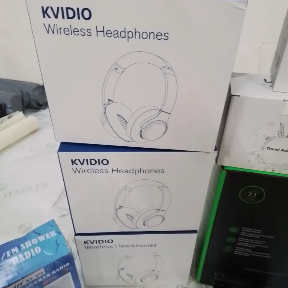 BOX CONTAINING LARGE AMOUNT OF BOXED ELECTRICAL ITEMS TO INCLUDE: HEADPHONES, SONY FM RADIO, PHONE SCREEN PROTECTORS, VARIOUS LIGHT BULBS AND LOTS MORE.