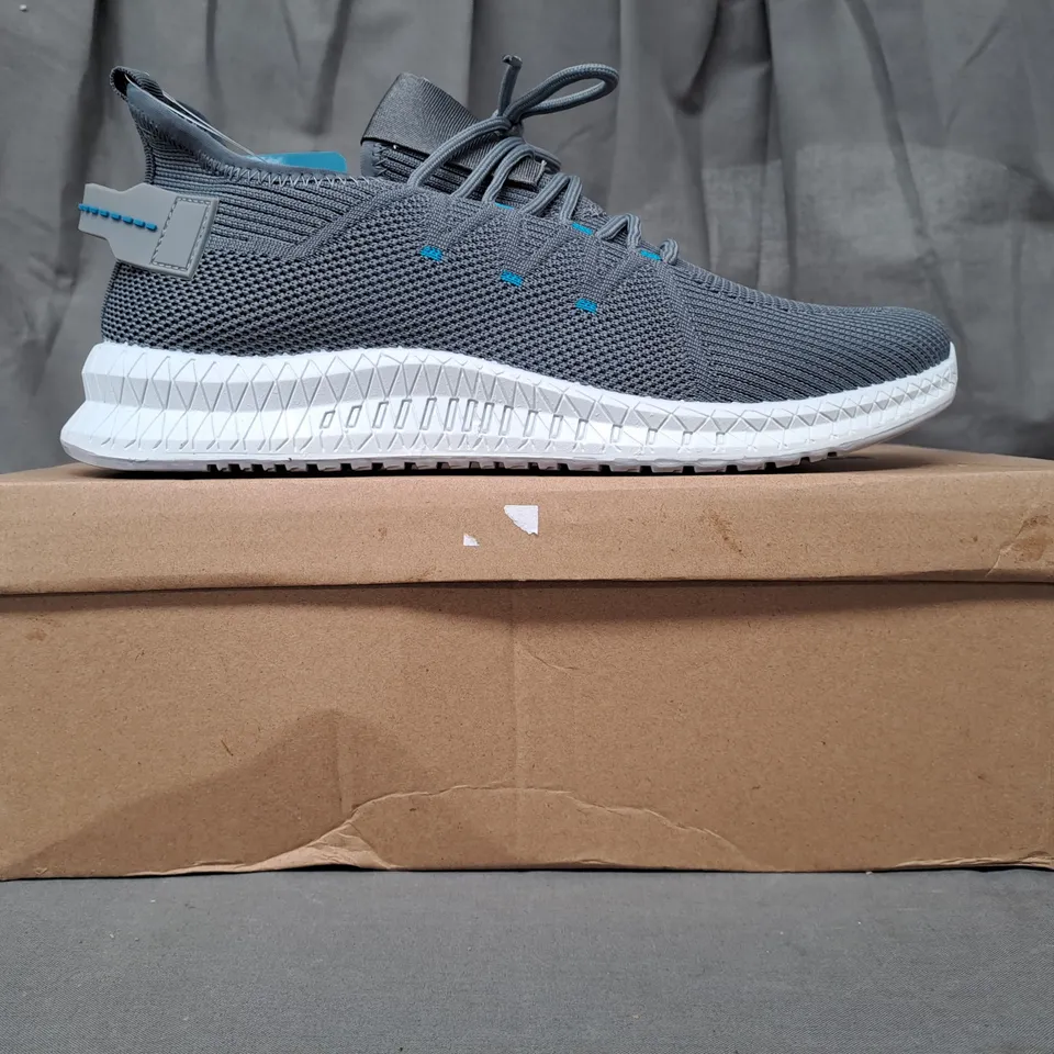 BOXED PAIR OF BXT YOGO FOAM CASUALS KNIT SHOES IN GREY SIZE 8