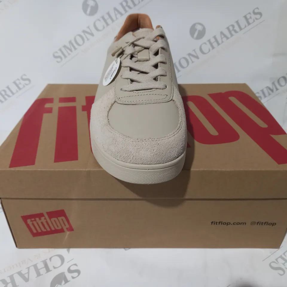 BOXED PAIR OF FITFLOP RALLY LEATHER PANEL SNEAKERS IN STONE BEIGE UK SIZE 6