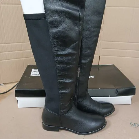 BOXED HUSH PUPPIES LEATHER BOOT IN BLACK SIZE 5