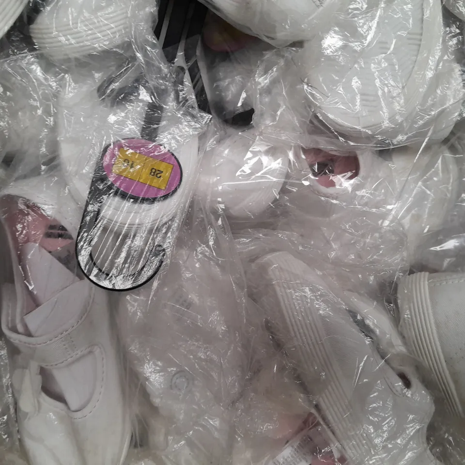 BOX OF APPROXIMATELY 20 PAIRS OF DESIGNER KIDS VELCRO STRAP SHOES IN WHITE W. FLOWER DETAIL IN WHITE - VARIOUS SIZES