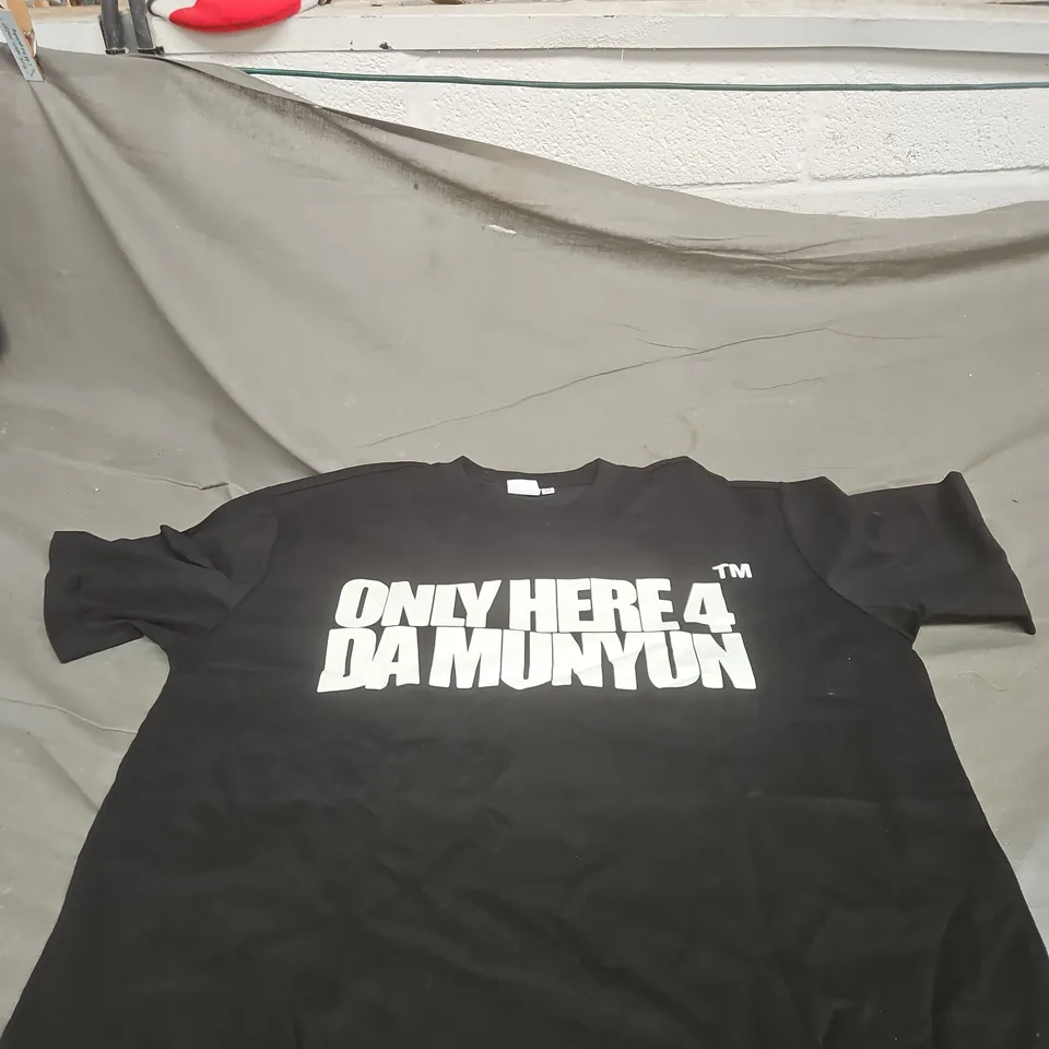 WHO53DAT "ONLY HERE 4 DA MUNYUN" BLACK T SHIRT XL WITH ADDITIONAL STICKERS AND BADGES