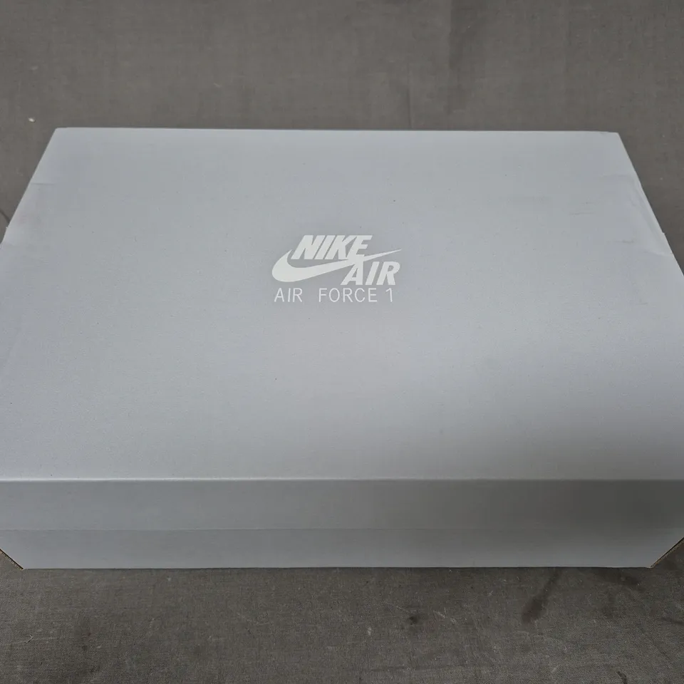 BRAND NEW BOXED PAIR OF NIKE WOMEN'S AIR FORCE 1 '07 ESS SHOES IN WHITE/METALLIC SILVER UK SIZE 8.5