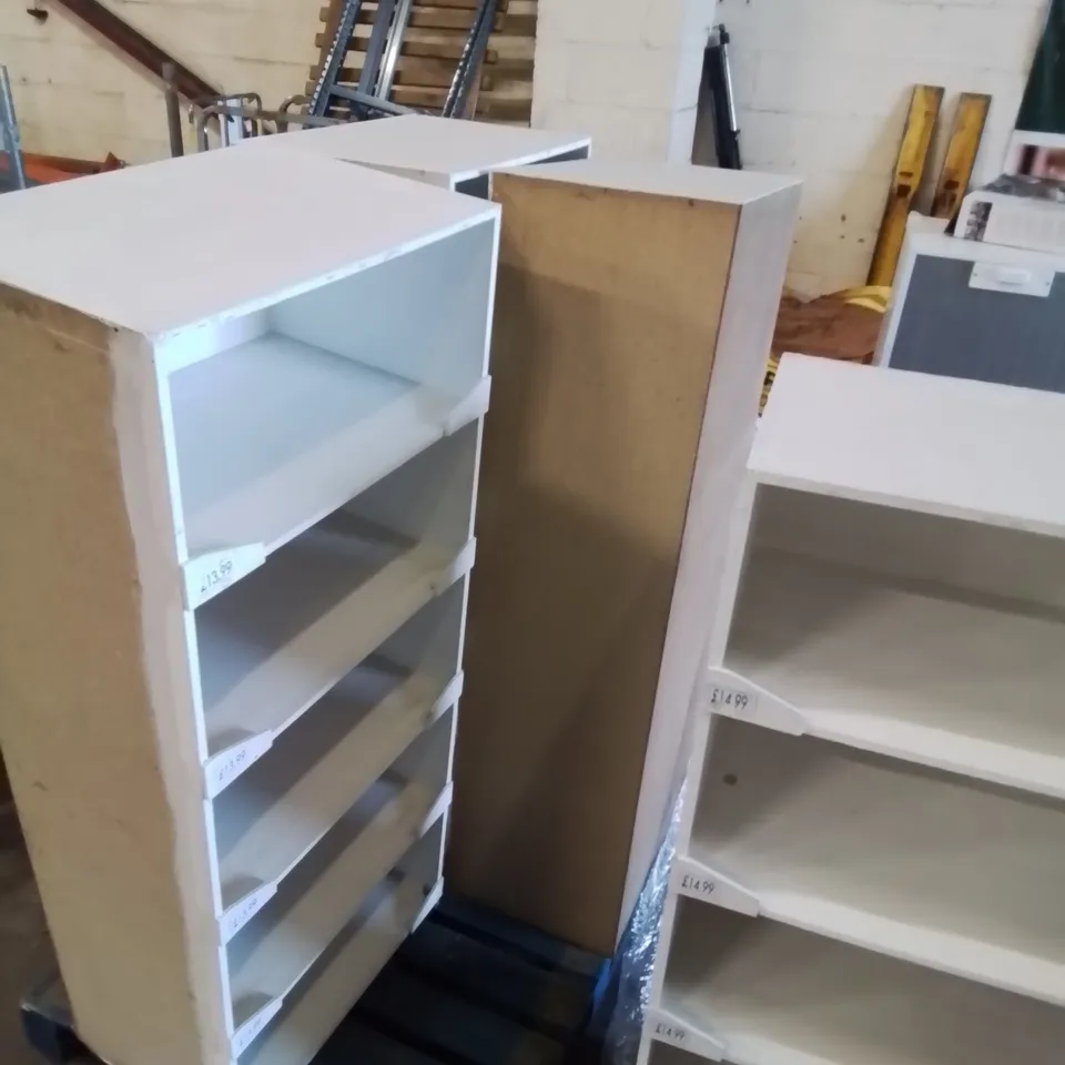 PALLET CONTAINING APPROXIMATELY 4 WOODEN DISPLAY CUPBOARDS/SHELVES 