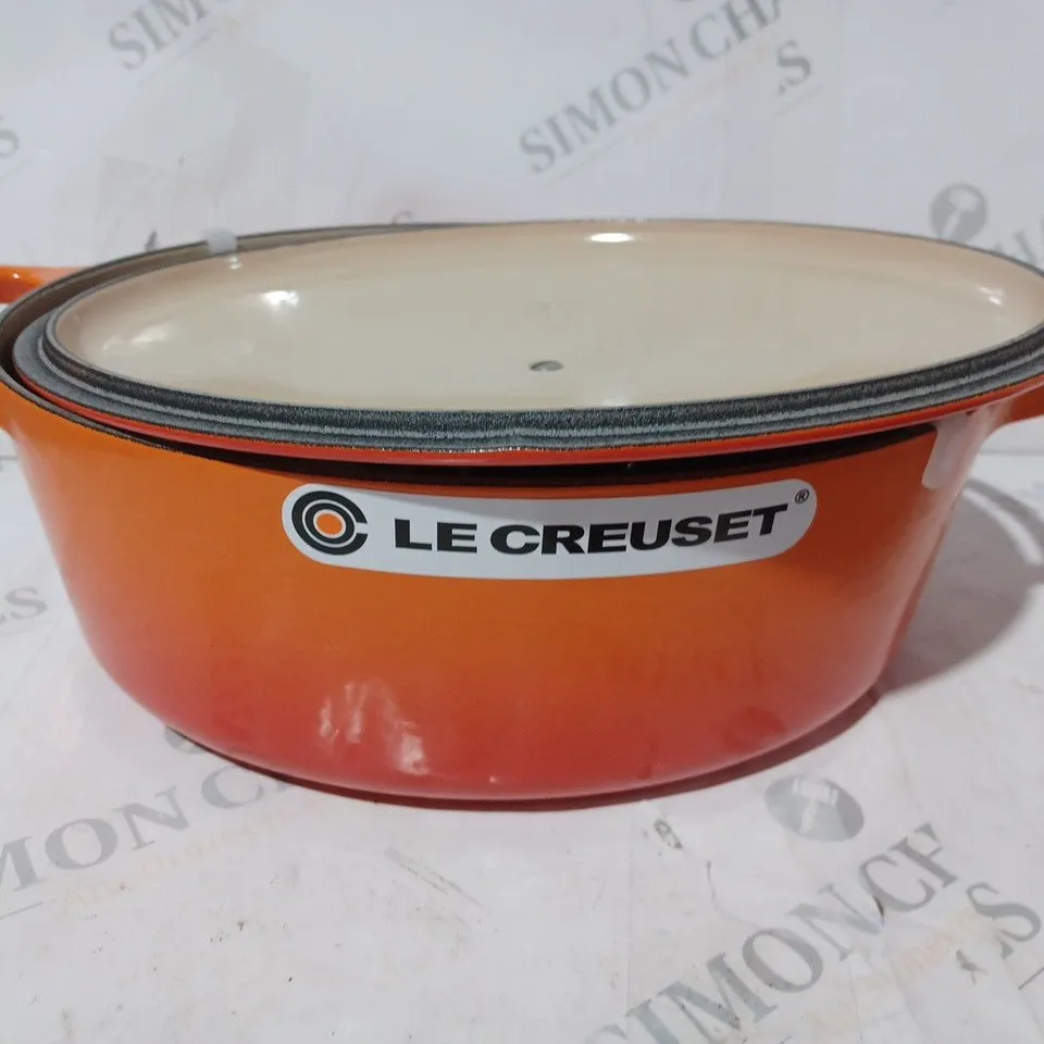 BOXED LE CREUSET CASSEROLE DISH IN ORANGE