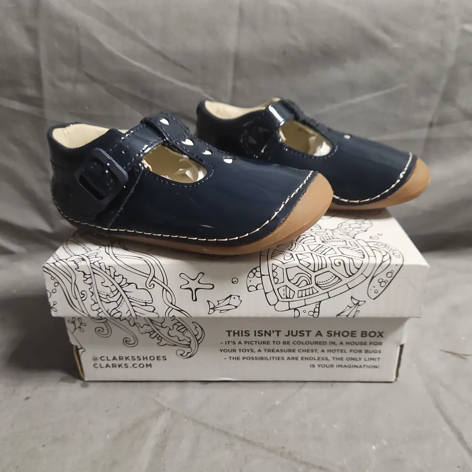 BOXED PAIR OF CLARKS TINY BEAT TODDLER SHOES IN NAVY SIZE UK 5