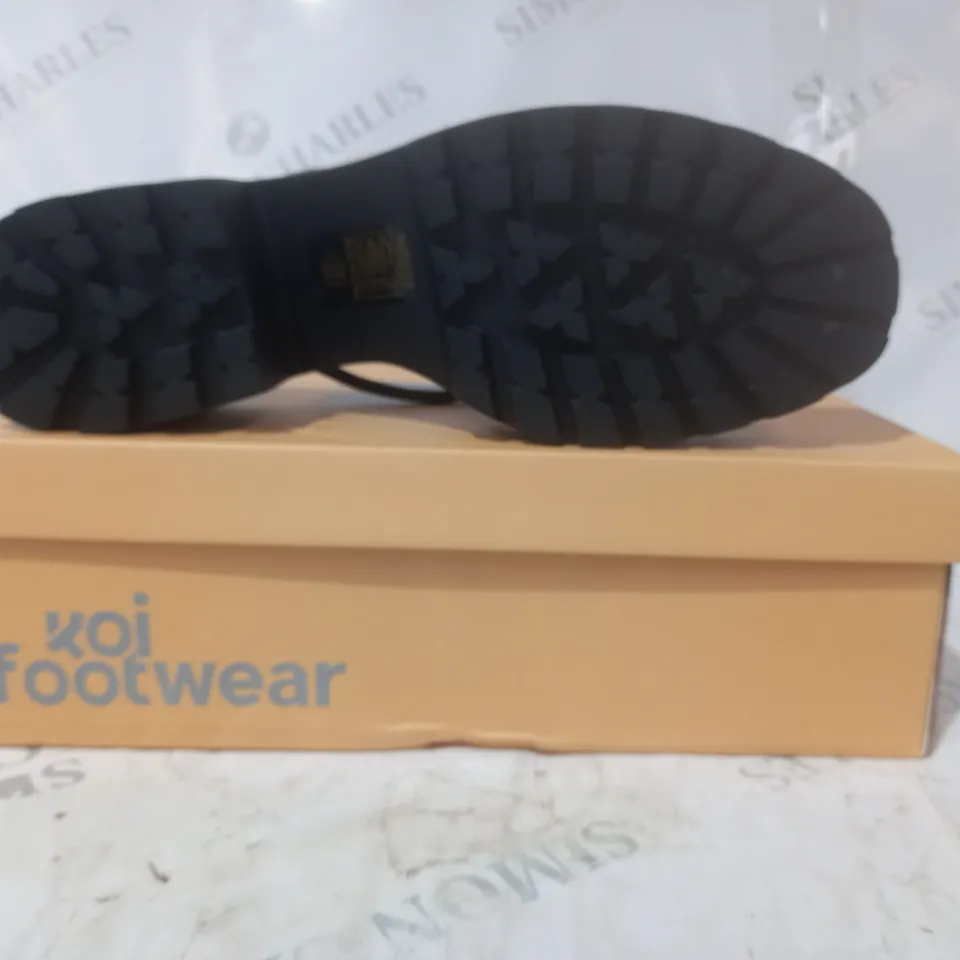 BRAND NEW BOXED PAIR OF KOI VEGAN LEATHER BLOOMING DAISY OASIS STRAPPY SLIDERS IN BLACK UK SIZE 10