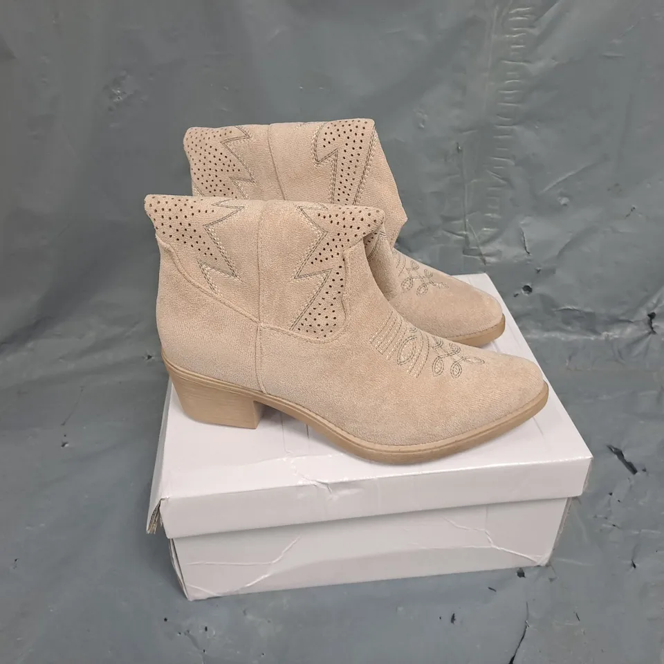 BOXED PAIR OF BESTELLE WESTERN BOOTS IN BEIGE SIZE UK 4