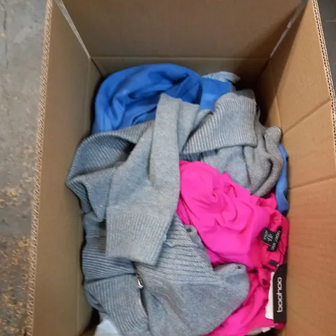LOT OF ASSORTED CLOTHING ITEMS AND ACCESSORIES TO INCLUDE; T-SHIRTS, JUMPERS ETC