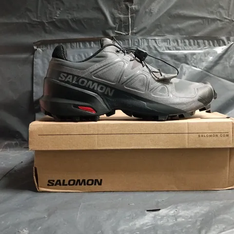 BOXED PAIR OF SALOMON SPEEDCROSS SHOES IN GREY SIZE UK 8.5