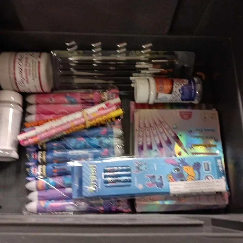 LOT OF APPROXIMATELY 17 ASSORTED CHILDREN'S ART & CRAFT ITEMS