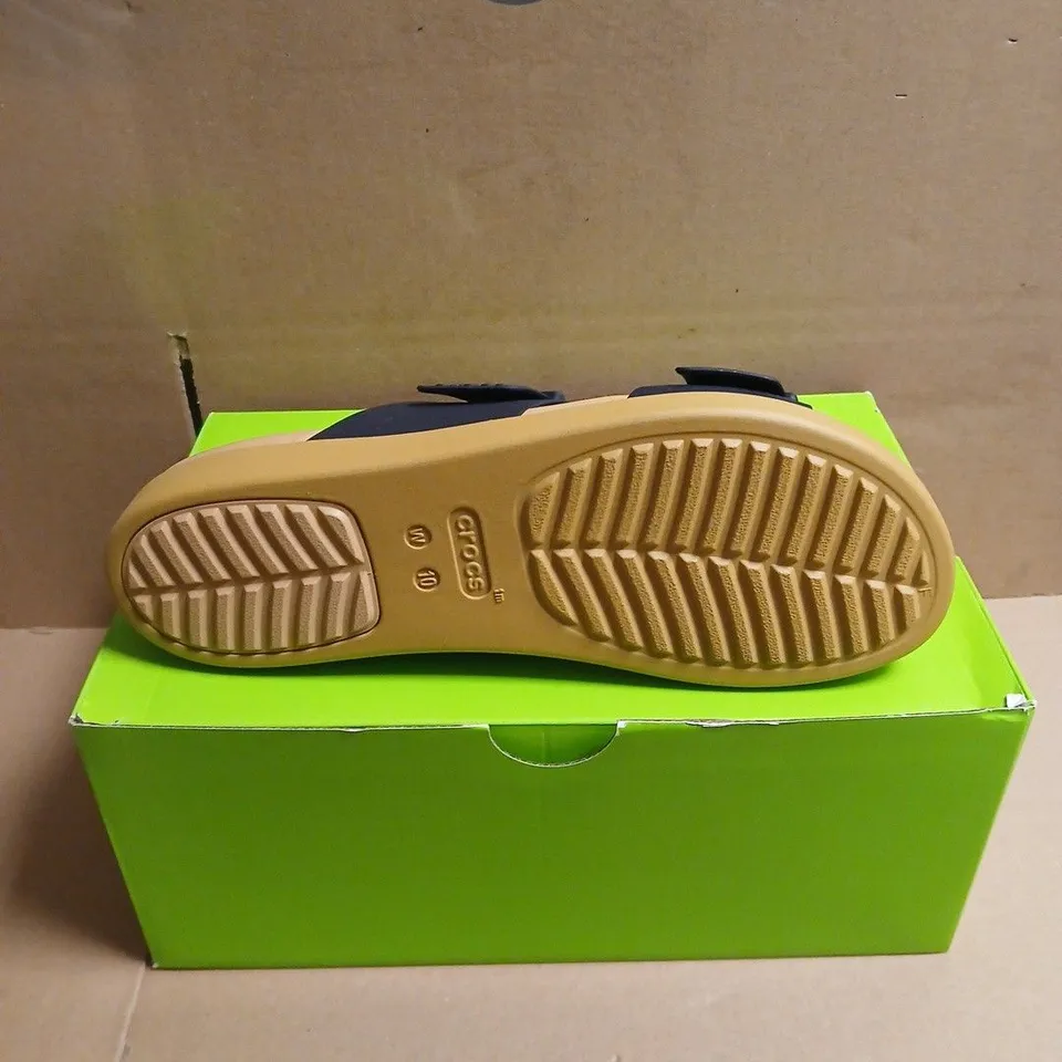 BOXED PAIR OF CROCS BROOKLYN BUCKLE LOW SANDALS – BLACK, UK 8