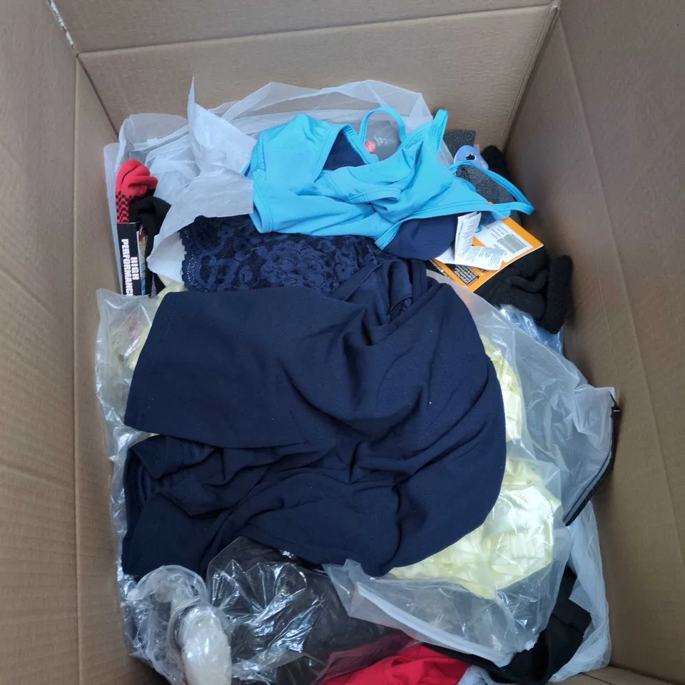 BOX OF APPROXIMATELY 15 ASSORTED CLOTHING ITEMS TO INCLUDE NASA T SHIRT, WINTER SOCKS, SCARF, SIZE 14 STRIPEY TOP ETC