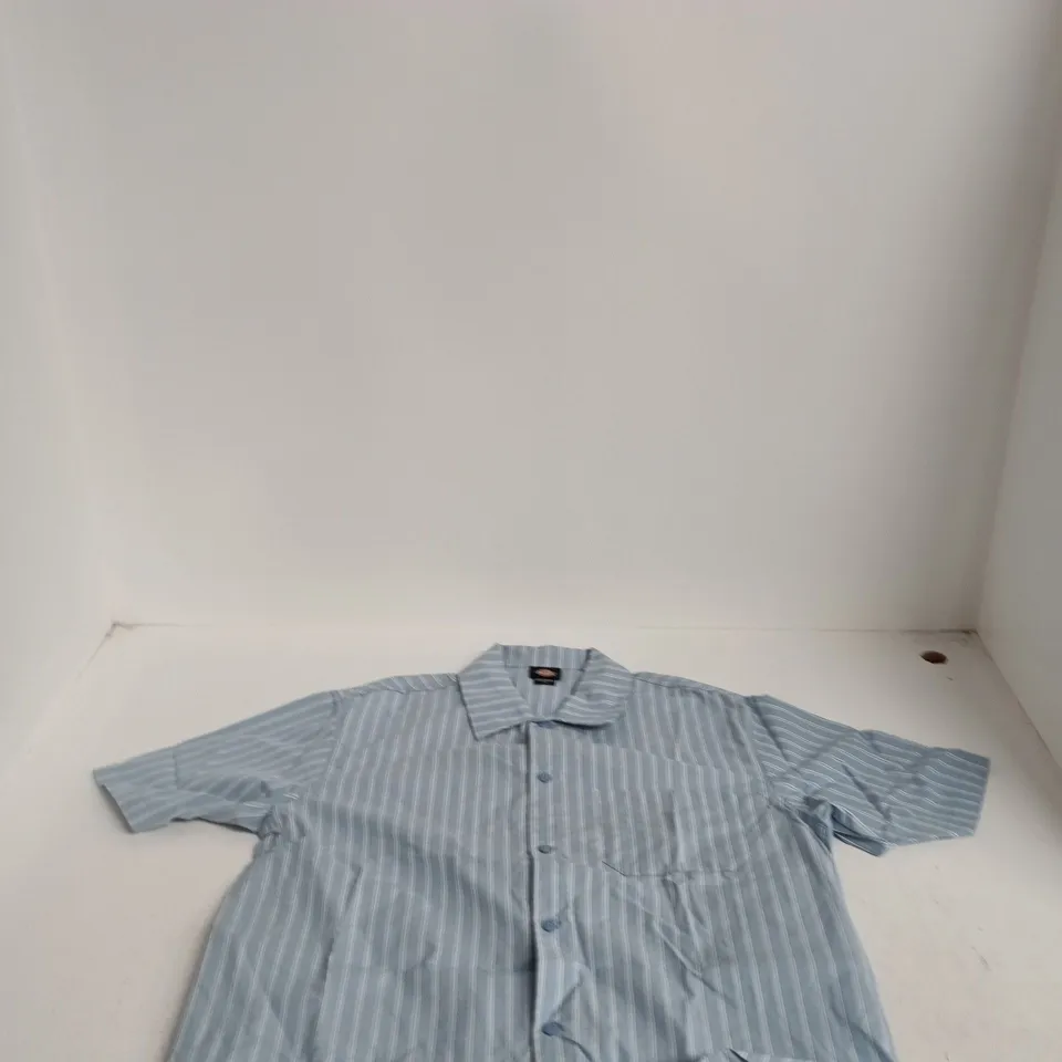 DICKIES MEN'S LIGHT BLUE STRIPED SHIRT – UK LARGE (L/G)