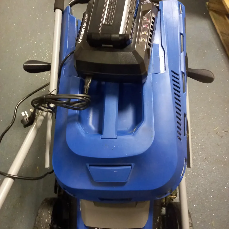 HYUNDAI 15"/38CM CORDLESS 40V LITHIUM-ION BATTERY ROLLER LAWNMOWER