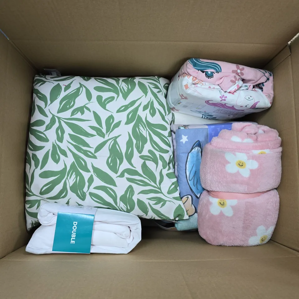LARGE BOX OF APPROX 10 ASSORTED BEDDING, SHEETS AND CUSHIONS