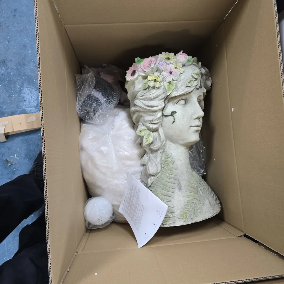 BOX OF APPROXIMATELY 12 HOUSEHOLD ITEMS TO INCLUDE: ATTACHMENTS FOR ELECTRIC CHEESE GRATER, 2X SOLAR BUTTERFLIES