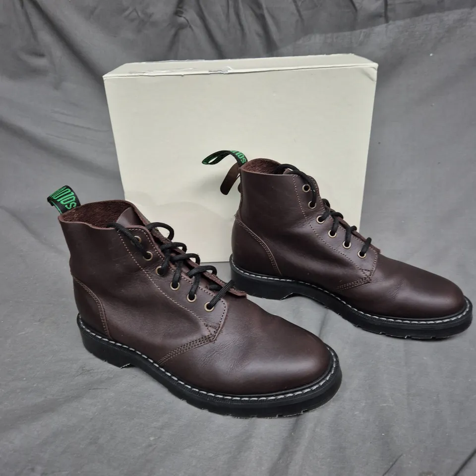 BOXED PAIR OF SOLOVAIR BROWN BOOTS SIZE UNSPECIFIED 