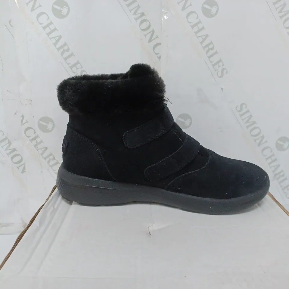 BOXED PAIR OF SKECHERS WINTER ON THE GO FAUX FUR TRIM BOOTS IN BLACK SIZE 5.5