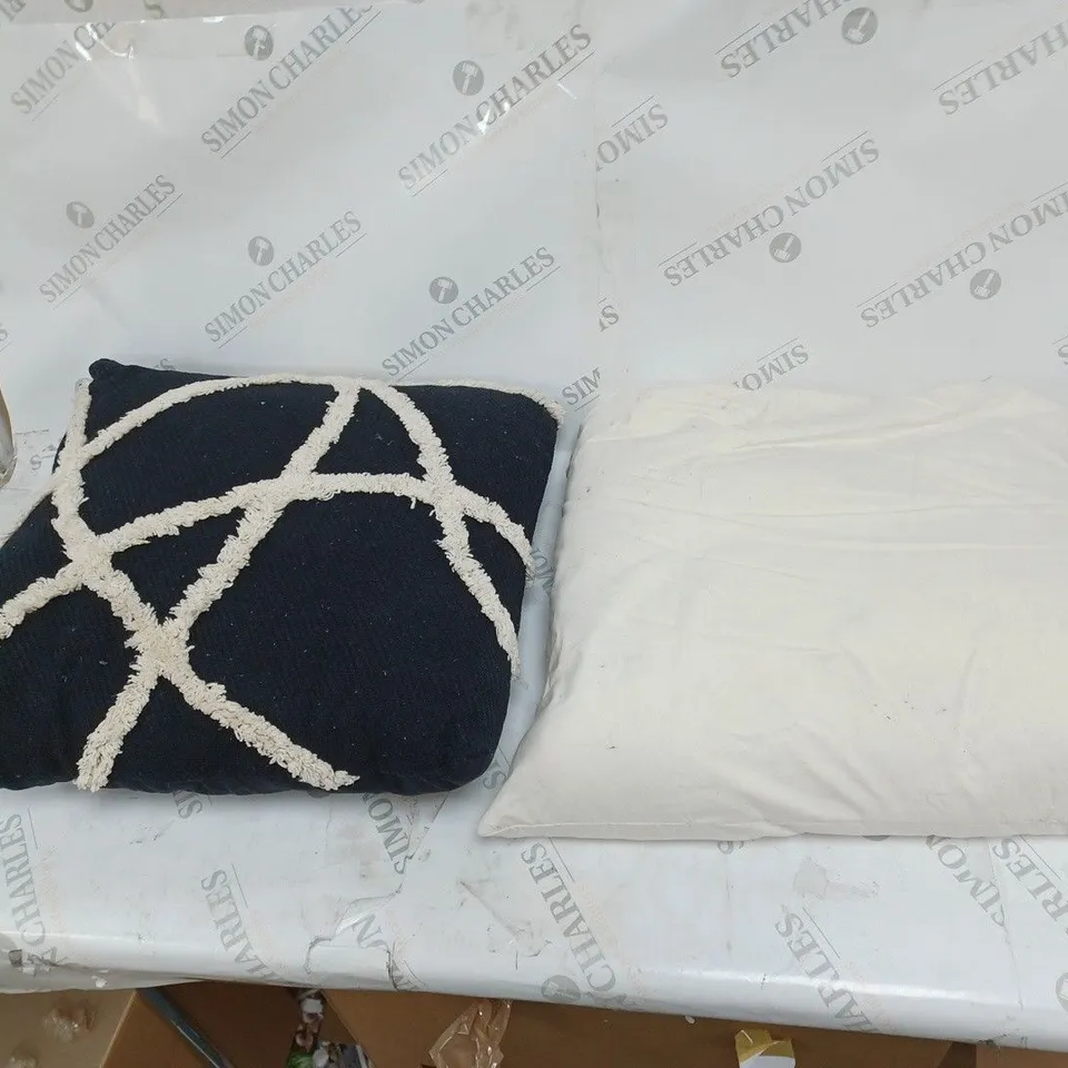 LOT OF 10 CUSHIONS IN VARIED COLOURS AND PATTERNS TO INCLUDE BLUE, STARRED, AND BLACK AND WHITE ETC. 