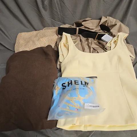 BOX OF APPROXIMATELY 20 ASSORTED CLOTHING ITEMS TO INCLUDE - TOPS - DRESSES - SWIMWEAR - ETC