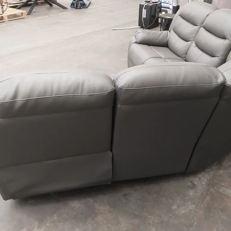 DESIGNER 5 SEATER CURVED LEATHER UPHOLSTERED MANUAL RECLINER SOFA - GREY