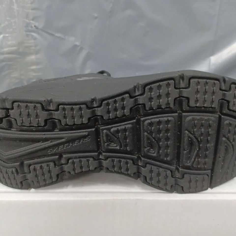 BOXED SKECHERS D'LUX WALKER TRAINERS IN BLACK - SIZE 4