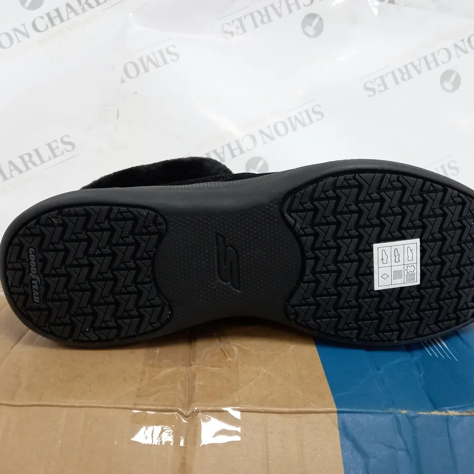 BOXED PAIR OF SKECHERS GO WALK SHOES IN BLACK SIZE 6.5