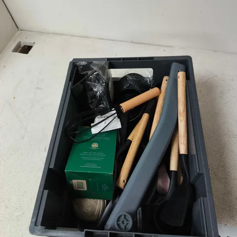 TOTE OF APPROXIMATELY 12 ASSORTED ITEMS TO INCLUDE: VAN RYSEL 4.5 CLEATS