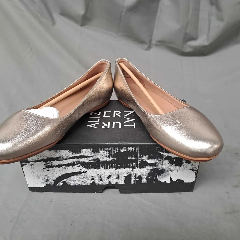 BOXED NATURALIZER METALLIC PUMPS IN GOLD SIZE 5