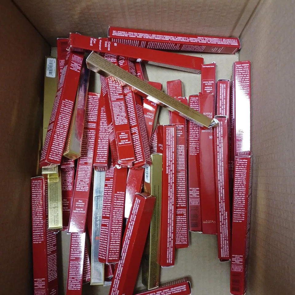 BOX OF APPROXIMATELY 25 ASSORTED MAKE-UP PENS/PENCILS/CRAYONS TO INCLUDE CLARINS, ELIZABETH ARDEN, BAREMINERALS, ETC