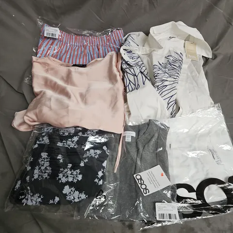 BOX OF APPROXIMATELY 20 ASSORTED CLOTHING ITEMS TO INCLUDE SHORTS, PLAYSUIT, TSHIRT, ETC