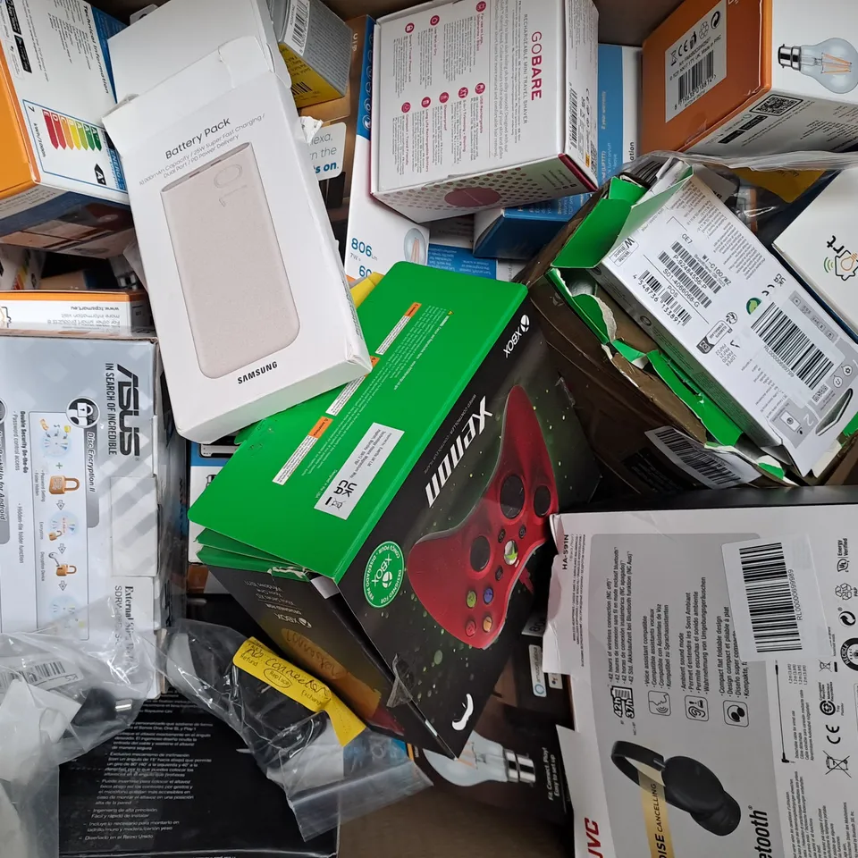BOX OF APPROXIMATELY 20 ASSORTED ELECTRICAL ITEMS TO INCLUDE XBOX WIRED CONTROLLER, WIRELESS CHARGER, ETC - COLLECTION ONLY