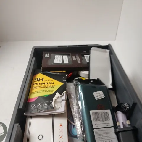 APPROXIMATELY 20 ASSORTED MOBILE PHONE ITEMS INCLUDING SCREEN PROTECTORS AND CHARGING CABLES
