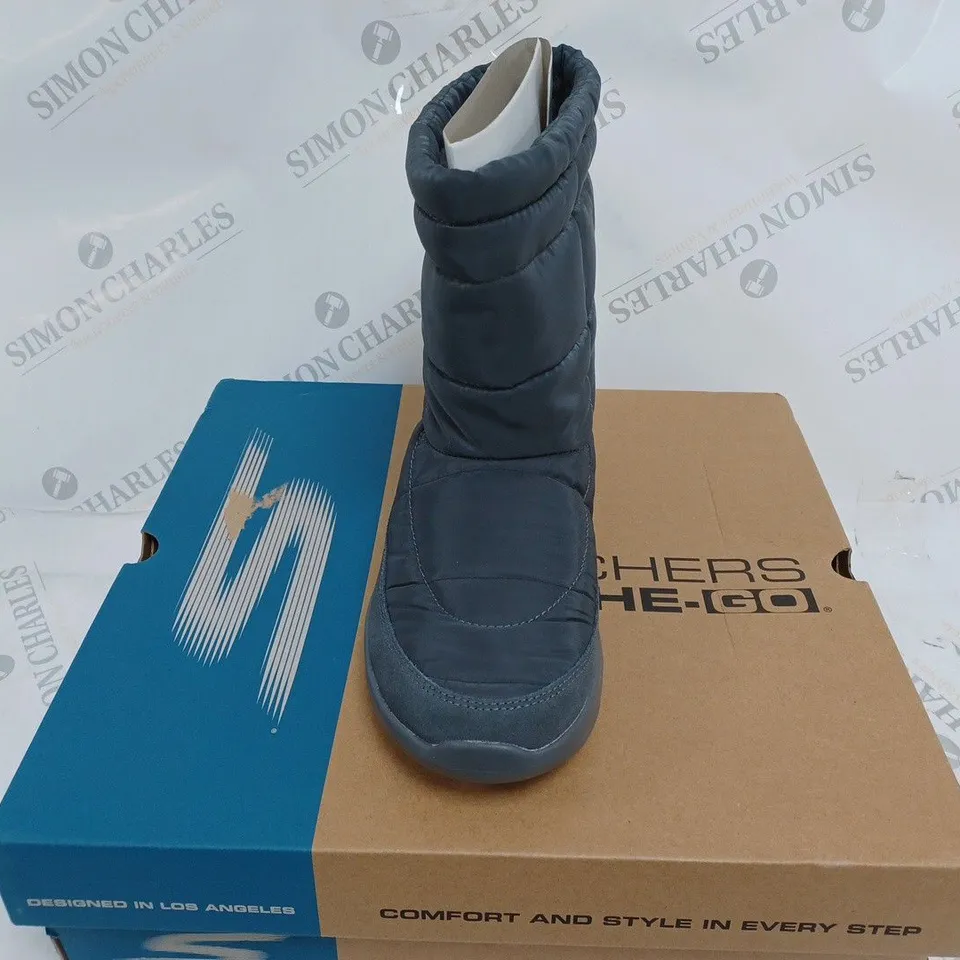 BOXED PAIR OF SKECHERS ON THE GO JOY PUFFER UPPER MID HEIGHT BOOT CHARCOAL SIZE 6.5