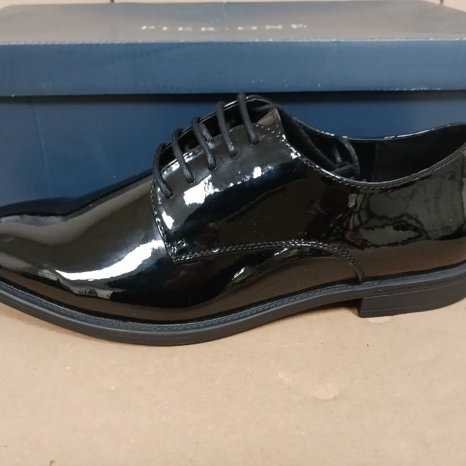 BOXED PAIR OF PIER ONE MENS SHOES IN BLACK - UK 8