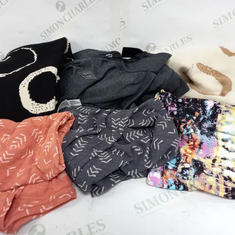 BOX OF ASSORTED CLOTHING APPROXIMATELY 20 ITEMS TO INCLUDE TOPS, JUMPERS, JACKETS ETC
