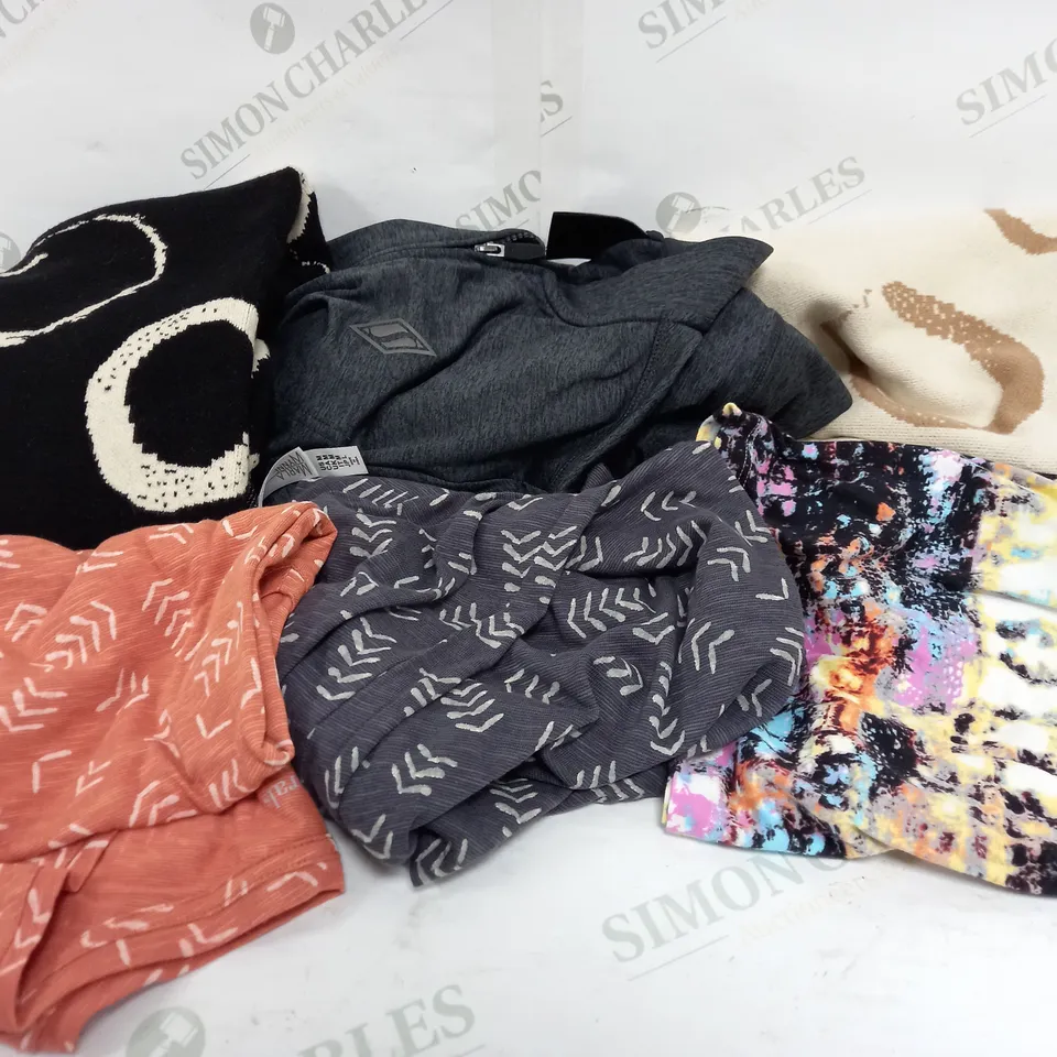 BOX OF ASSORTED CLOTHING APPROXIMATELY 20 ITEMS TO INCLUDE TOPS, JUMPERS, JACKETS ETC