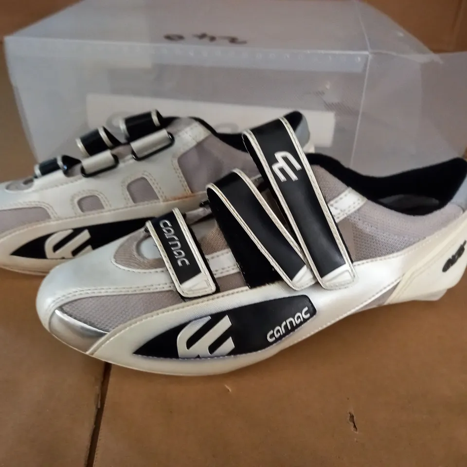 PAIR OF CARNAC EOS CYCLING SHOES IN WHITE SILVER BLACK - FR 44 US 11