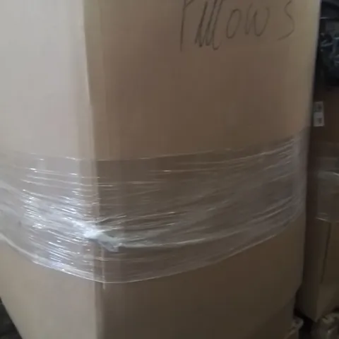 PALLET CONTAINING A LARGE QUANTITY OF PILLOWS 