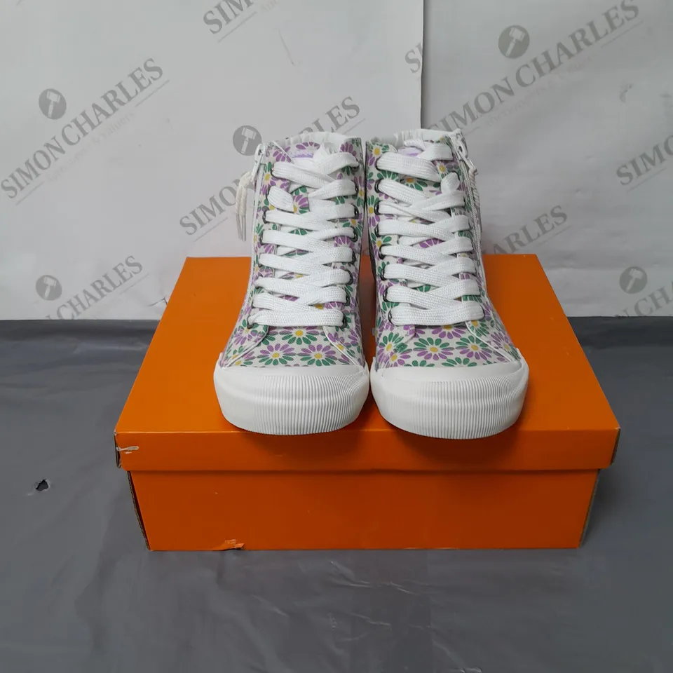 ROCKET DOG LADIES ANKLE BOOTS WHITE WITH FLORAL DESIGN SIZE 4