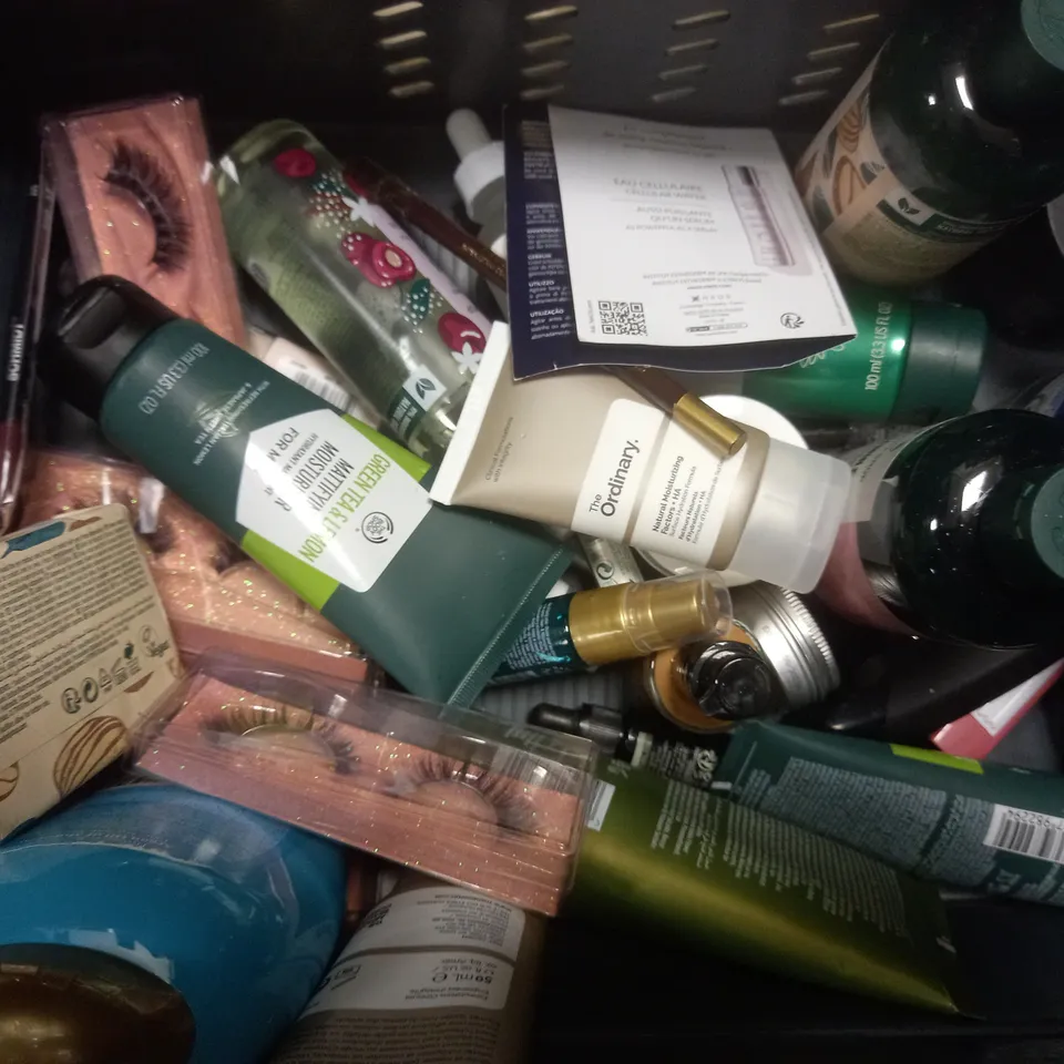 BOX OF ASSORTED COSMETIC ITEMS TOO INCLUDE SHAVERS , CREAMS AND SHAMPOOS 