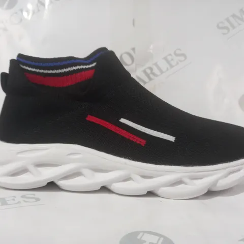 BOXED PAIR OF DESIGNER KIDS SHOES IN BLACK EU SIZE 34