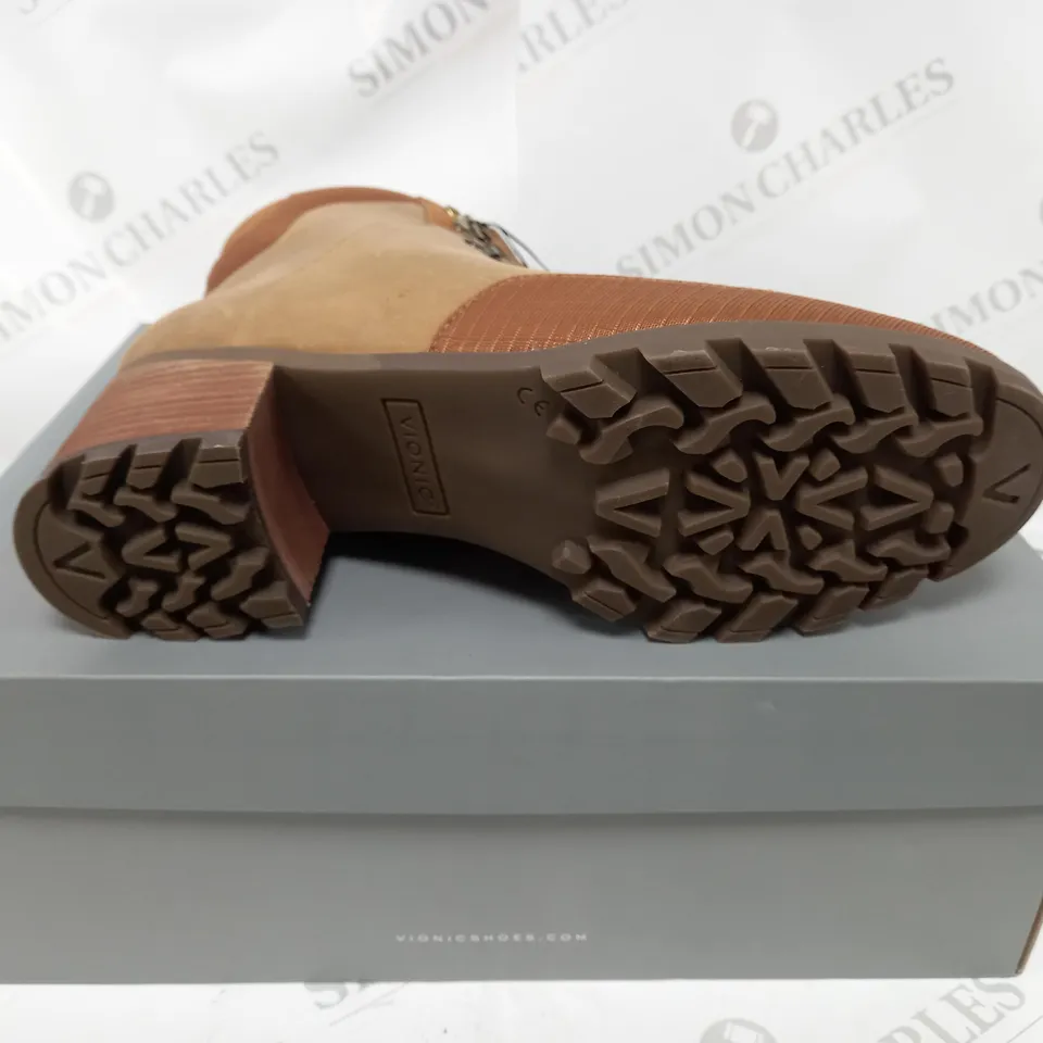 BOXED PAIR OF VIONIC SPENCER LACE UP BOOTS TOFFEE SIZE 9