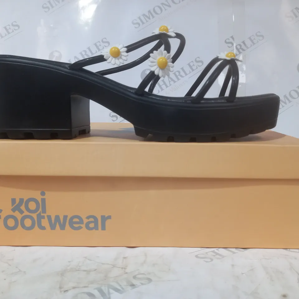 BRAND NEW BOXED PAIR OF KOI VEGAN LEATHER BLOOMING DAISY OASIS STRAPPY SLIDERS IN BLACK UK SIZE 11