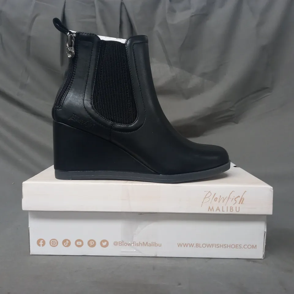 BOXED PAIR OF BLOWFISH MALIBU WEDGE ANKLE BOOTS IN BLACK SIZE 5