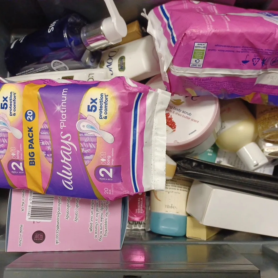 BOX OF APPROX 20 ASSORTED HEALTH AND BEAUTY ITEMS TO INCLUDE - DOVE INTENSIVE REPAIR CONDITIONER - DOVE PAMPERING BODY WASH - L'OREAL AGE PERFECT CLEANSING MILK ECT 