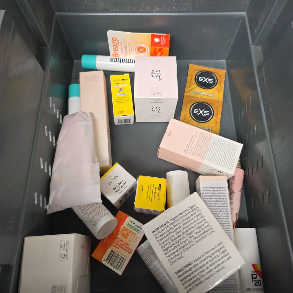APPROXIMATEY 20 HEALTH AND BEAUTY PRODUCTS TO INCLUDE - RADOX, DUREX AND HEATING MUSCLE SERUM