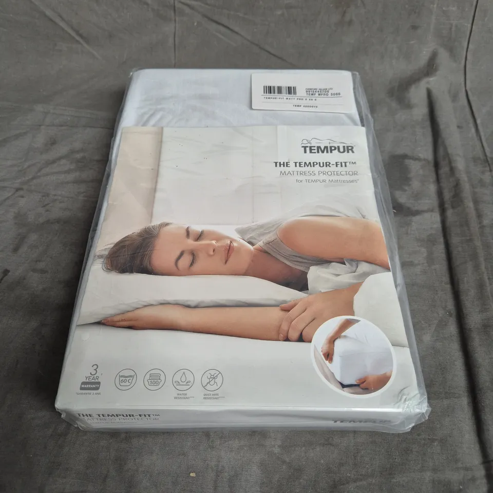 TEMPUR THE TEMPUR-FIT MATTRESS PROTECTOR IN WHITE KING SIZE